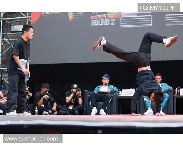 南京街舞队的防反策略分析与表现评估探讨